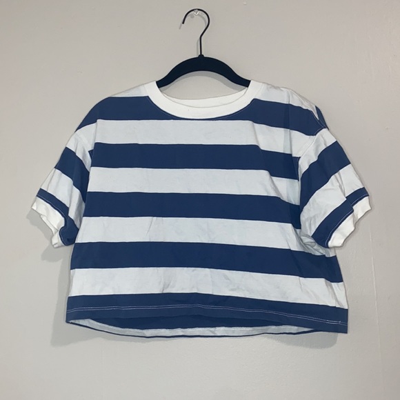 🌟Blue and White striped short sleeved crop top! - Picture 2 of 4
